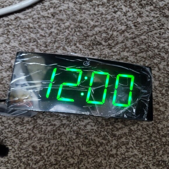 GPX Inc C353B AM/FM Clock Radio with Dual Alarms LARGE LED Display Black - Picture 2 of 3